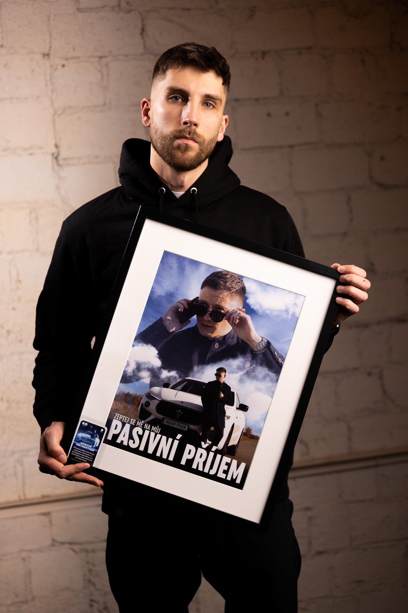 PASIVNÍ PŘÍJEM - HOODEC S PLAKÁTEM A NOVOU KARTOU DO DESKOVKY